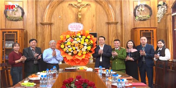 Đồng chí Bí thư Đảng uỷ, Chủ tịch UBND phường Phan Đình Phùng thăm, chúc mừng Giáo xứ Thái Nguyên