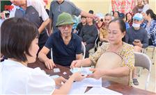 Ủy ban MTTQ phường Phan Đình Phùng chi trả kinh phí hỗ trợ các hộ gia đình có nhà bị ngập lụt