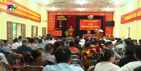 Đảng uỷ phường Hương Sơn: Trao huy hiệu Đảng đợt 19/5.