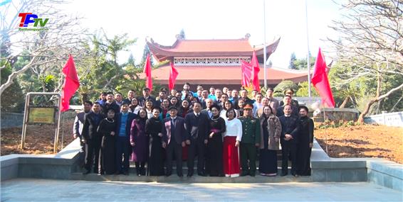 Dâng hương tưởng niệm Chủ tịch Hồ Chí Minh tại khu di tích lịch sử Quốc gia đặc biệt ATK Định Hóa.