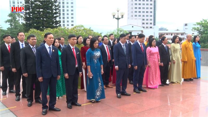 Đoàn đại biểu dự Đại hội đại biểu MTTQ Việt Nam tỉnh Thái Nguyên lần thứ I dâng hương tưởng niệm các Anh hùng liệt sỹ.