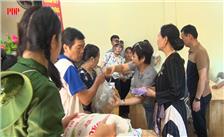 Đoàn thiện nguyện ở Hà Nội trao quà hỗ trợ Nhân dân phường Phan Đình Phùng bị ảnh hưởng lụt bão