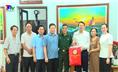 Đồng chí Bí thư Thành uỷ Thái Nguyên: Thăm, tặng quà cựu chiến binh tham gia Chiến dịch Hồ Chí Minh.