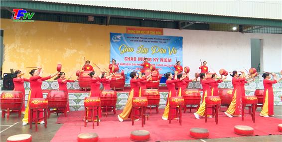 Giao lưu dân vũ chào mừng Kỷ niệm 50 năm Ngày giải phóng miền Nam, thống nhất đất nước.