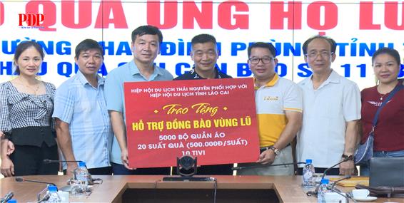 Hiệp hội Du lịch tỉnh Lào Cai trao quà khắc phục hậu quả thiên tai cho phường Phan Đình Phùng