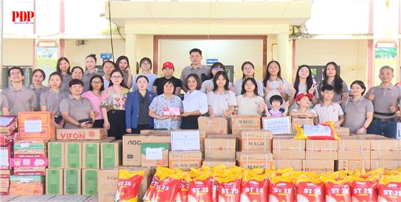Trường TH, THCS, THPT Ngôi sao Hoàng Mai, Hà Nội tặng quà các trường học trên địa bàn phường Phan Đình Phùng
