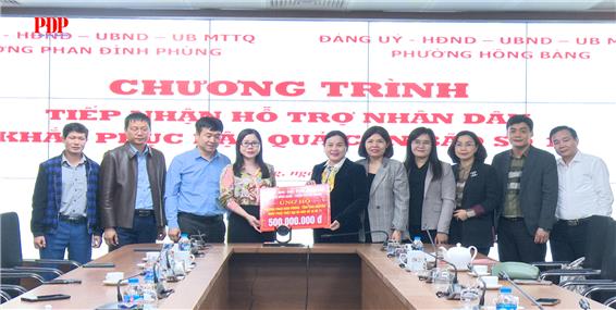 Đảng bộ, Chính quyền và Nhân dân phường Hồng Bàng trao tặng 500 triệu đồng hỗ trợ Nhân dân phường Phan Đình Phùng khắc phục hậu quả cơn bão số 11