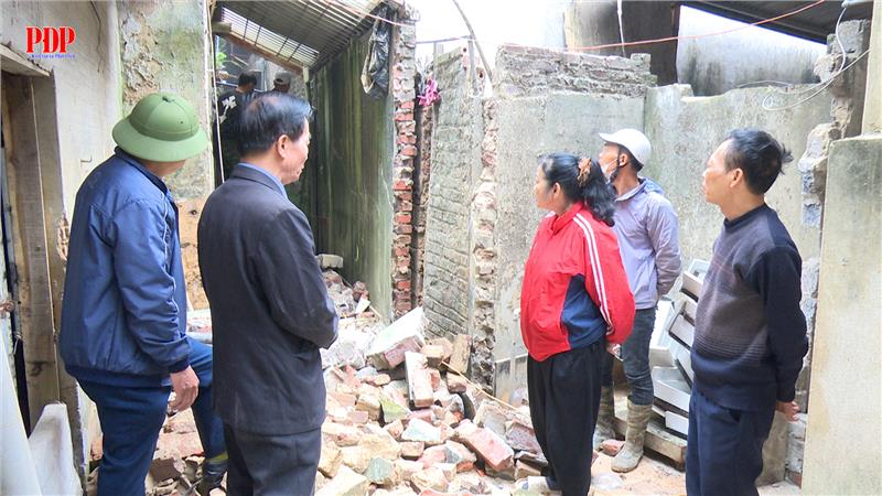 Khẩn trương tháo dỡ các công trình lấn chiếm hành lang mương thoát nước tại Tổ dân phố 7, phường Phan Đình Phùng, tỉnh Thái Nguyên