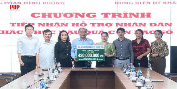 Công ty Cổ phần Rong biển DT Khánh Hòa chung tay hỗ trợ Nhân dân phường Phan Đình Phùng khắc phục hậu quả lụt bão