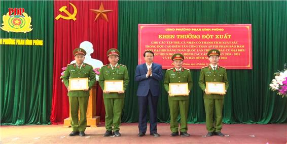 Công an phường Phan Đình phùng được khen thưởng đột xuất vì có thành tích xuất sắc trong đợt cao điểm tấn công, trấn áp tội phạm