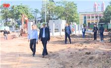 Đồng chí Bí thư Đảng uỷ, Chủ tịch UBND phường Phan Đình Phùng kiểm tra thực tế một số dự án.