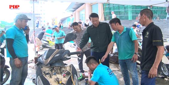 Lãnh đạo phường Phan Đình Phùng thăm, động viên Hội kỹ thuật xe máy Thanh Hóa giúp đỡ Nhân dân Thái Nguyên khắc phục hậu quả thiên tai.