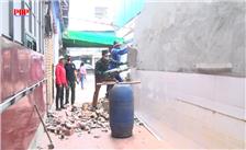 Người dân phường Phan Đình Phùng chủ động tháo dỡ công trình để thi công dự án chống ngập khu vực trung tâm.