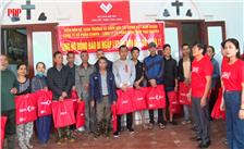 Nhóm thiện nguyện chung tay hỗ trợ giáo dân bị ảnh hưởng bởi thiên tai bão lũ.