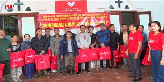 Nhóm thiện nguyện chung tay hỗ trợ giáo dân bị ảnh hưởng bởi thiên tai bão lũ.