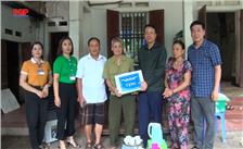 Đồng chí Bí thư Đảng ủy, Chủ tịch UBND phường Phan Đình Phùng thăm, động viên các gia đình chính sách bị ảnh hưởng nặng bởi cơn bão số 11.