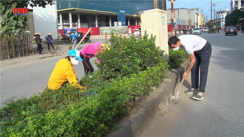 Phường Phan Đình Phùng thực hiện tổng vệ sinh môi trường trên tuyến đường Bắc Sơn.