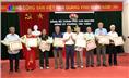 Đảng bộ phường Tân Thịnh trao tặng Huy hiệu Đảng đợt 19/5.