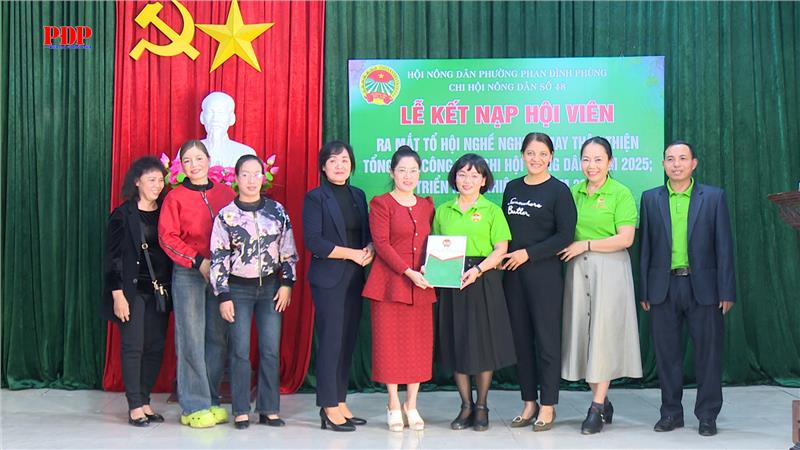 Ra mắt Tổ hội Nông dân nghề nghiệp May Thân Thiện phường Phan Đình Phùng.