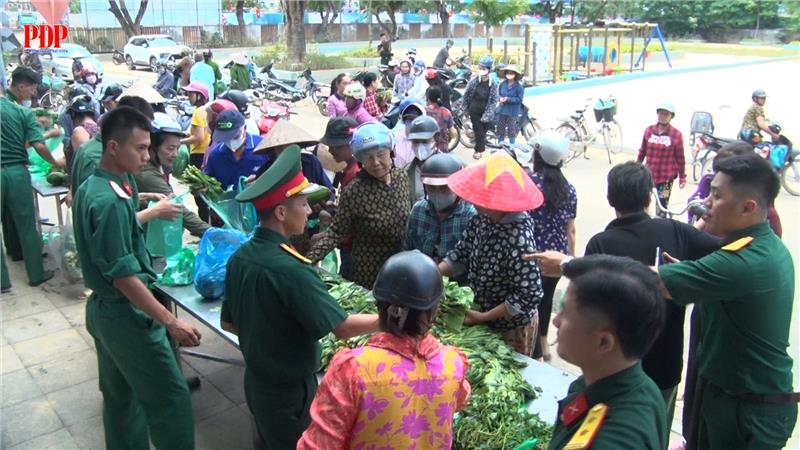 Trung đoàn 141. Sư đoàn 3, Quân khu 1 trao tặng miễn phí 2 tấn rau, củ, quả cho Nhân dân phường Phan Đình Phùng bị ảnh hưởng bão lụt
