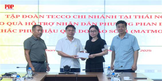 Tập đoàn Tecco chi nhánh Thái Nguyên hỗ trợ phường Phan Đình Phùng 100 triệu đồng khắc phục hậu quả mưa lũ.