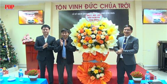 Đồng chí Phó Chủ tịch UBND phường Phan ĐÌnh Phùng chúc mừng Hội thánh Tin Lành Thái Nguyên.