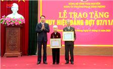 Đảng bộ phường Phan Đình Phùng trao tặng Huy hiệu Đảng đợt 7/11/2025 cho 151 đảng viên.