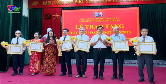 Đảng bộ phường Quang Trung trao tặng Huy hiệu Đảng đợt 19/5.