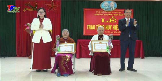 Đảng bộ phường Thịnh Đán: Trao tặng huy hiệu Đảng đợt 3/2.