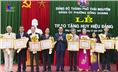 Đảng bộ phường Đồng Quang: 33 đảng viên được trao tặng Huy hiệu Đảng đợt 03/02/2025.